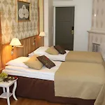 Urhola, Kruunupuisto 4*